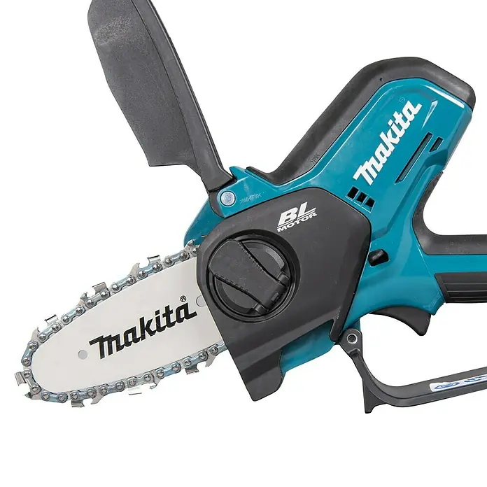 Makita CXT 12V max. Akku-Astsäge UC100DZ - Li-Ionen, Ohne Akku, Schwertlänge: 12 cm - Nahaufnahme einer Makita Akku-Kettensäge mit Akku für den kabellosen Einsatz.