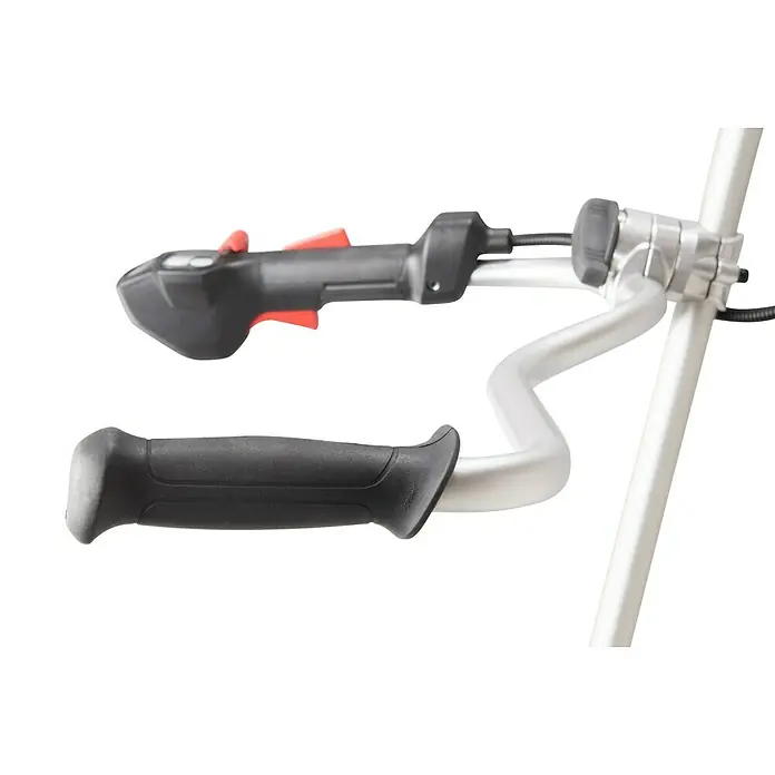 Makita XGT 40V max. Akku-Freischneider DUR013GZ04 - 40 V, Ohne Akku, Schnittbreite Messer: 255 mm - Nahaufnahme eines Rasentrimmers mit silbernem Griff und schwarzem Gashebel mit rotem Akzent.