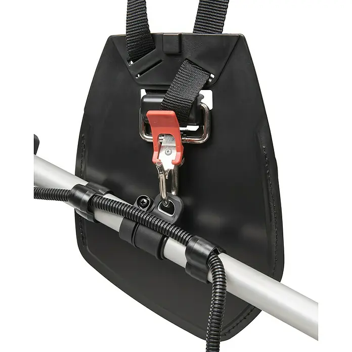 Makita XGT 40V max. Akku-Freischneider DUR013GZ04 - 40 V, Ohne Akku, Schnittbreite Messer: 255 mm - Detailaufnahme eines Tragegurtsystems für Gartengeräte mit rotem Sicherheitsverschluss und schwarzem Tragegurt.