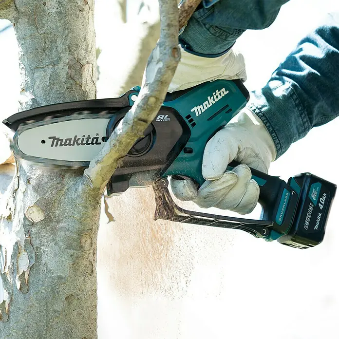 Makita CXT 12V max. Akku-Astsäge UC100DZ - Li-Ionen, Ohne Akku, Schwertlänge: 12 cm - Astsäge Makita schneidet einen Ast.