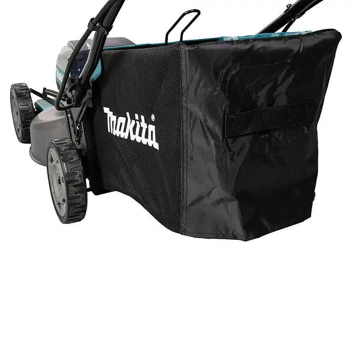 Makita XGT 40V max. Akku-Rasenmäher LM001GT204 - 40 V, 2 Akkus, 5 Ah, Schnittbreite: 48 cm - Nahaufnahme eines Makita Rasenmähers mit Grasfangkorb, der die Marke hervorhebt. Das Gerät ist bereit für die Gartenpflege.