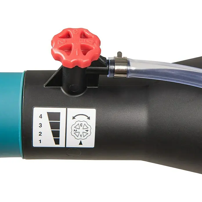 Makita XGT 40V max. Akku-Sprühgerät PM001GZ01 - 40 V, Ohne Akku, 15 l - Nahaufnahme eines Bewässerungsgeräts mit rotem Drehknopf und Anweisungsaufklebern auf schwarzem Hintergrund.