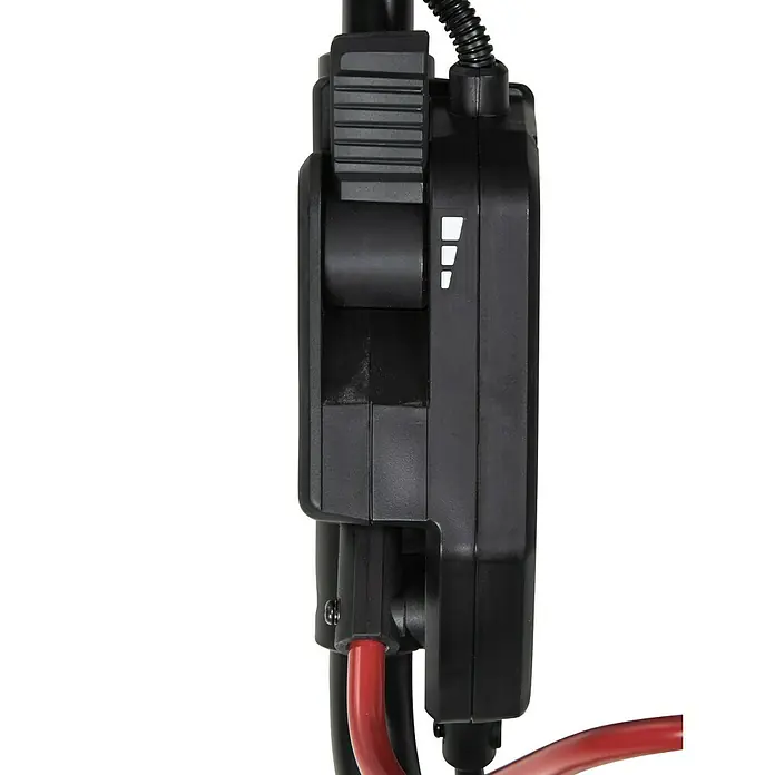 Makita XGT 40V max. Akku-Rasenmäher LM001GT204 - 40 V, 2 Akkus, 5 Ah, Schnittbreite: 48 cm - Nahaufnahme eines schwarzen, länglichen Elektrogeräts mit einem Schieberegler und roten Kabeln auf dunklem Hintergrund.