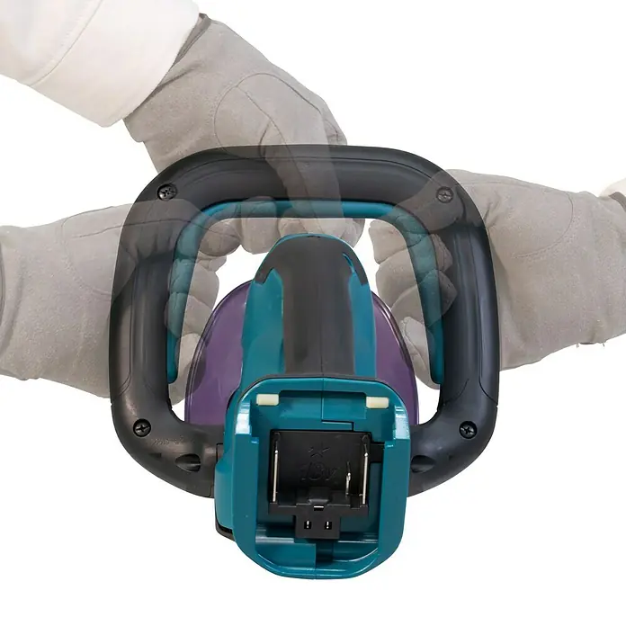 Makita LXT 18V Akku-Heckenschere DUH507RF - 18 V, Li-Ionen, 1 Akku, Schnittlänge: 500 cm - Nahaufnahme einer Makita Akku-Heckenschere mit Handschuhen, die den Griff halten. Das Gerät ist blaugrün mit schwarzen Akzenten.