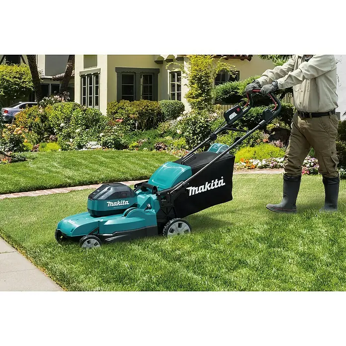 Makita Akku-Rasenmäher LM002JM10164 V, 1 Akku, 4 Ah, Schnittbreite: 53 cm - Ein türkisfarbener Makita-Rasenmäher auf einem Rasen, bedient von einer Person mit Gartengeräten. Das Produkt ist für die Rasenpflege konzipiert.