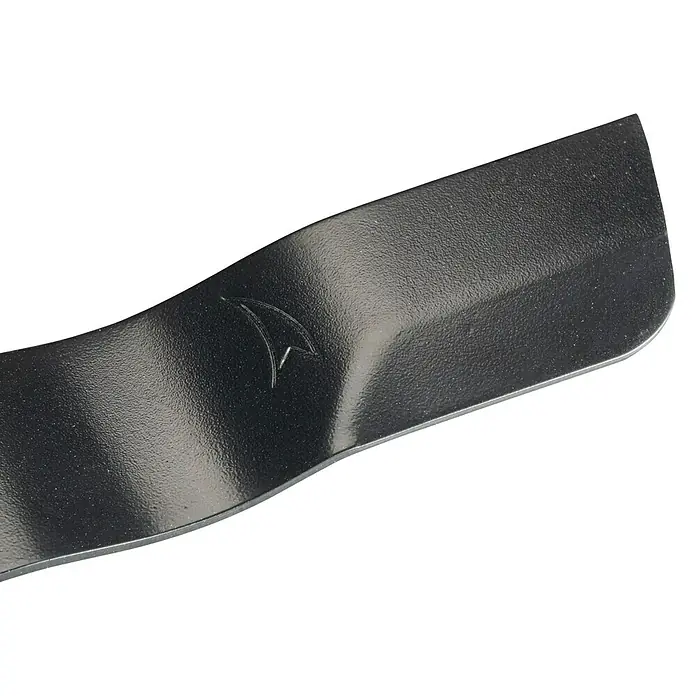 Makita Mulchmesser für Rasenmäher 191Y65-4 - Akku-Rasenmäher AM3653, AM3753, DLM530, DLM532, DLM533, DLM534, DLM536, DLM537, DLM538, DLM539, LM001C - Nahaufnahme eines Rasenmähermessers mit einem stilisierten Regenschirm-Logo auf der Oberfläche.
