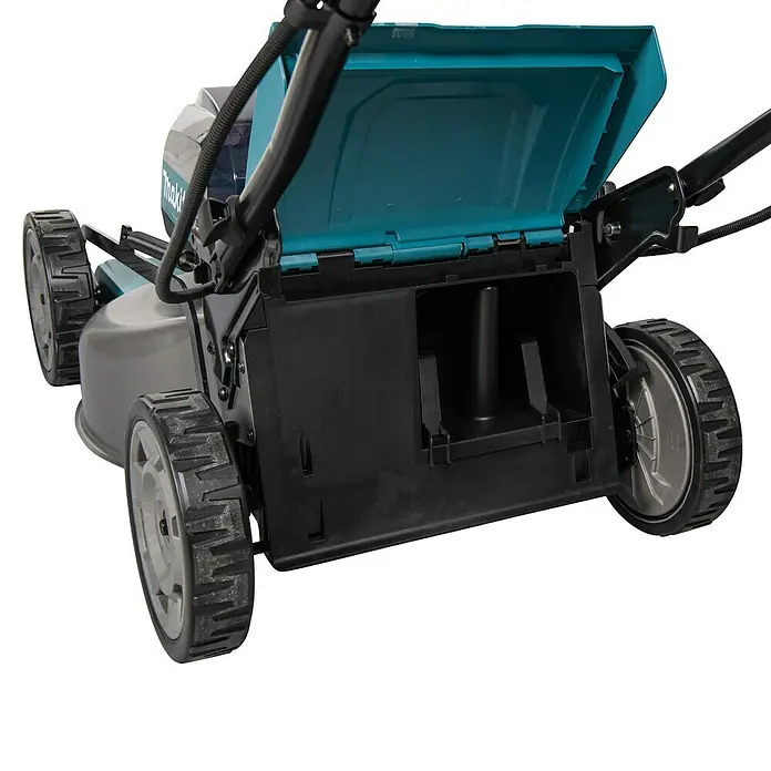 Makita XGT 40V max. Akku-Rasenmäher LM001GT204 - 40 V, 2 Akkus, 5 Ah, Schnittbreite: 48 cm - Detailansicht eines Rasenmähers, der die Grasfangbox und die Räder zeigt. Das Produkt ist in Schwarz und Türkis gehalten.