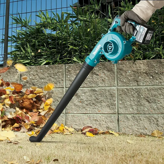 Makita CXT 12V max. Akku-Gebläse UB101DZ - Ohne Akku, Blasgeschwindigkeit: 56 m/s - Aufnahme eines Makita Akku-Gebläses im Einsatz, das Laub auf einer Rasenfläche zusammenbläst.