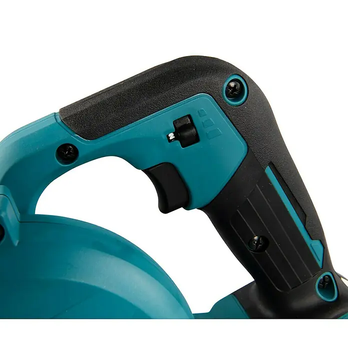 Makita CXT 12V max. Akku-Gebläse UB101DZ - Ohne Akku, Blasgeschwindigkeit: 56 m/s - Nahaufnahme des Griffs einer blaugrünen Makita-Elektrowerkzeugs, das die Bedienelemente und Schrauben zeigt.