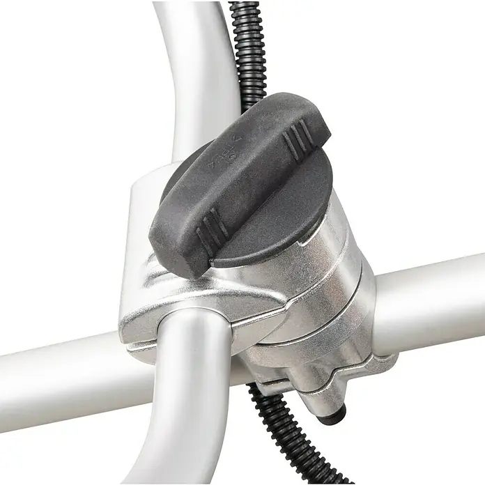 Makita XGT 40V max. Akku-Freischneider DUR013GZ04 - 40 V, Ohne Akku, Schnittbreite Messer: 255 mm - Nahaufnahme einer silbernen Metallschelle mit einem schwarzen Drehknopf und einem flexiblen schwarzen Schlauch.