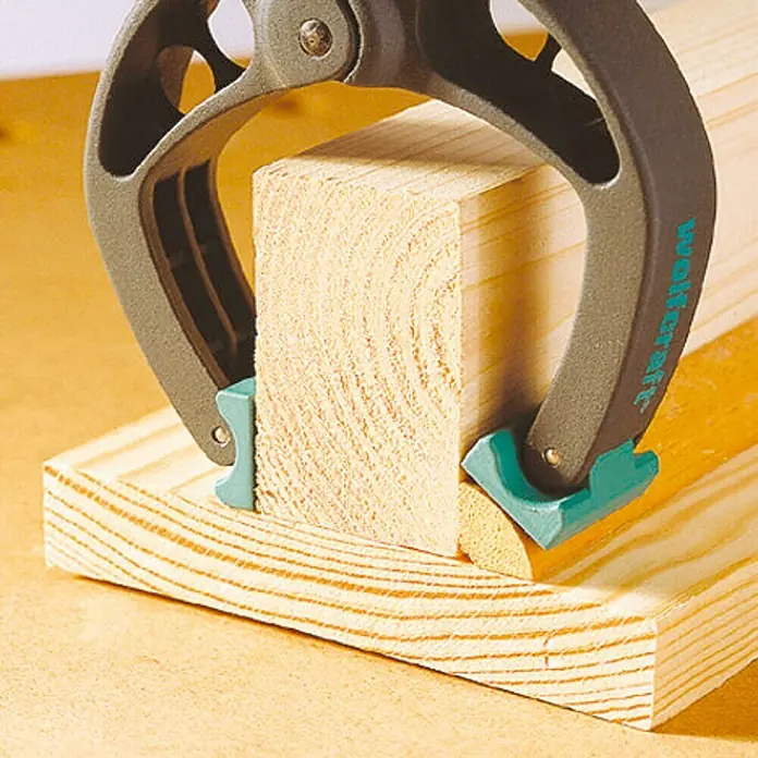 Wolfcraft Federzwinge FZ 40 - Spannweite: 40 mm, Ausladung: 40 mm - Holzklemme in Aktion, die ein Werkstück sicher fixiert. Ideal für präzise Holzbearbeitung und Heimwerkerprojekte.