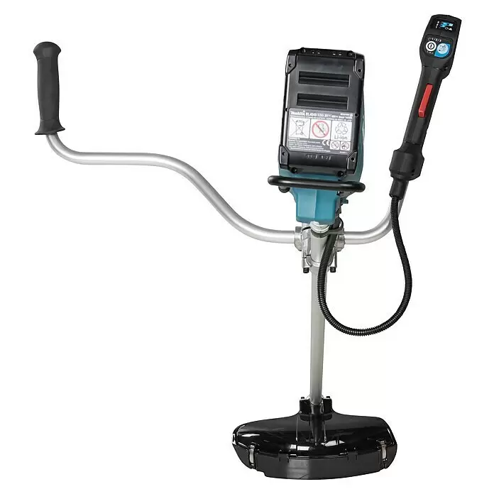 Makita XGT 40V max. Akku-Motorsense UR016GZ - 40 V, Ohne Akku, Schnittbreite Messer: 230 mm - Akku-Motorsense mit silbernem Schaft, schwarzen Griffen und großem schwarzem Akku an einem türkisen Motorgehäuse.