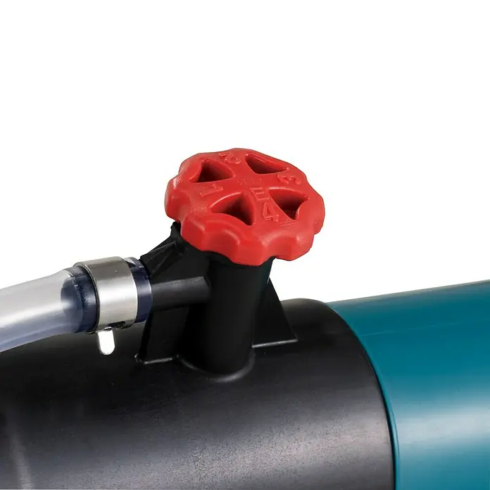 Makita XGT 40V max. Akku-Sprühgerät PM001GZ01 - 40 V, Ohne Akku, 15 l - Nahaufnahme einer Wasserpumpe mit einem roten Drehknopf zur Regulierung der Durchflussmenge und einem durchsichtigen Schlauch.