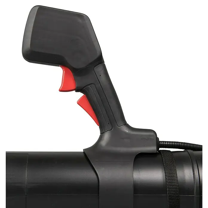 Makita XGT 40V max. Akku-Sprühgerät PM001GZ01 - 40 V, Ohne Akku, 15 l - Detailaufnahme des schwarzen Laubbläsers mit roten Knöpfen am Griff und einem schwarzen Kabel.