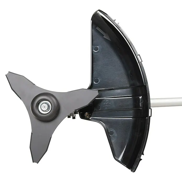 Makita XGT 40V max. Akku-Freischneider DUR013GZ04 - 40 V, Ohne Akku, Schnittbreite Messer: 255 mm - Nahaufnahme des Messerkopfs eines Rasentrimmers mit dreieckiger Klinge und Schutzvorrichtung vor schwarzem Hintergrund.