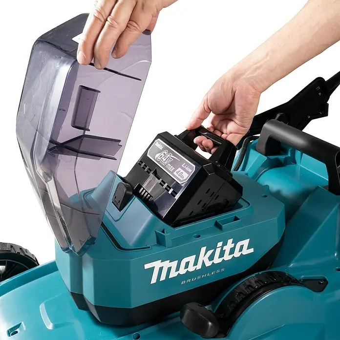 Makita Akku-Rasenmäher LM002JM10164 V, 1 Akku, 4 Ah, Schnittbreite: 53 cm - Akku-Rasenmäher von Makita mit geöffnetem Akkufach, in das eine Person einen schwarzen Akku einsetzt.