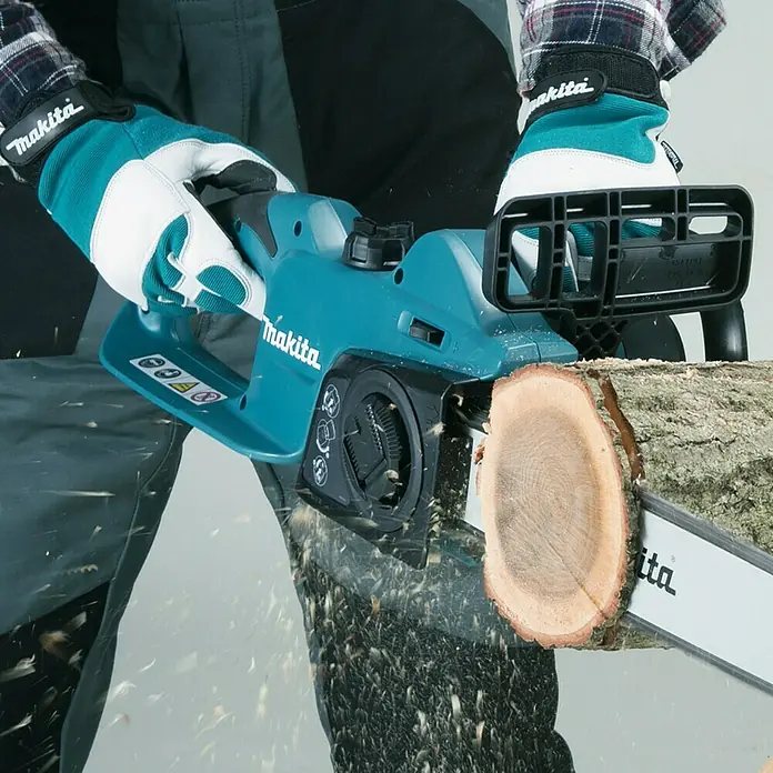 Makita Elektro-Kettensäge UC3041A - 1.800 W, Schwertlänge: 30 cm - Nahaufnahme einer Makita-Kettensäge beim Schneiden eines Baumstamms, demonstriert ihre Funktionalität und Schärfe für Holzarbeiten.