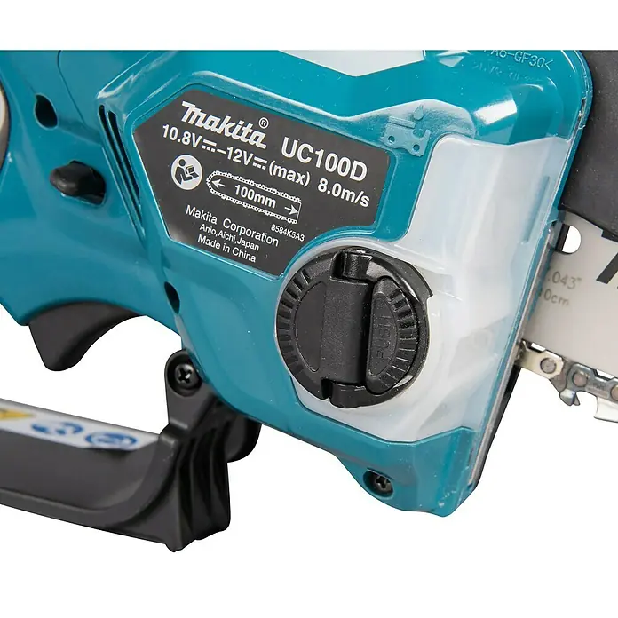 Makita CXT 12V max. Akku-Astsäge UC100DZ - Li-Ionen, Ohne Akku, Schwertlänge: 12 cm - Nahaufnahme der Makita UC100D Akku-Kettensäge, die Details wie Marke, Modell und technische Daten hervorhebt.