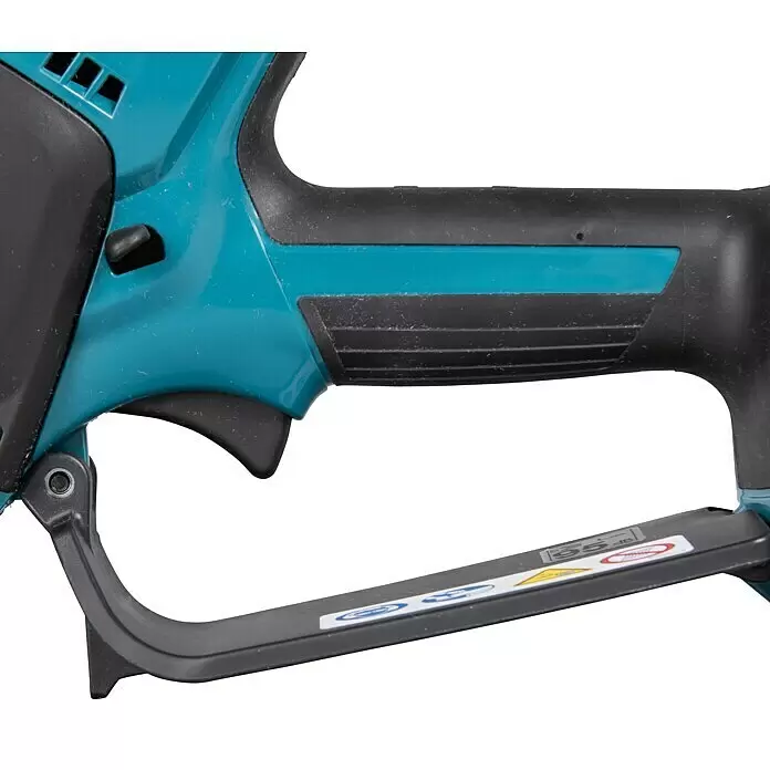 Makita LXT 18V Akku-Astsäge DUC101RF01 - 18 V, 3 Ah, 1 Akku - Türkis-schwarzer Elektrowerkzeuggriff mit schwarzem Abzug, Sicherheitsschalter und Schutzbügel mit Warnsymbolen.