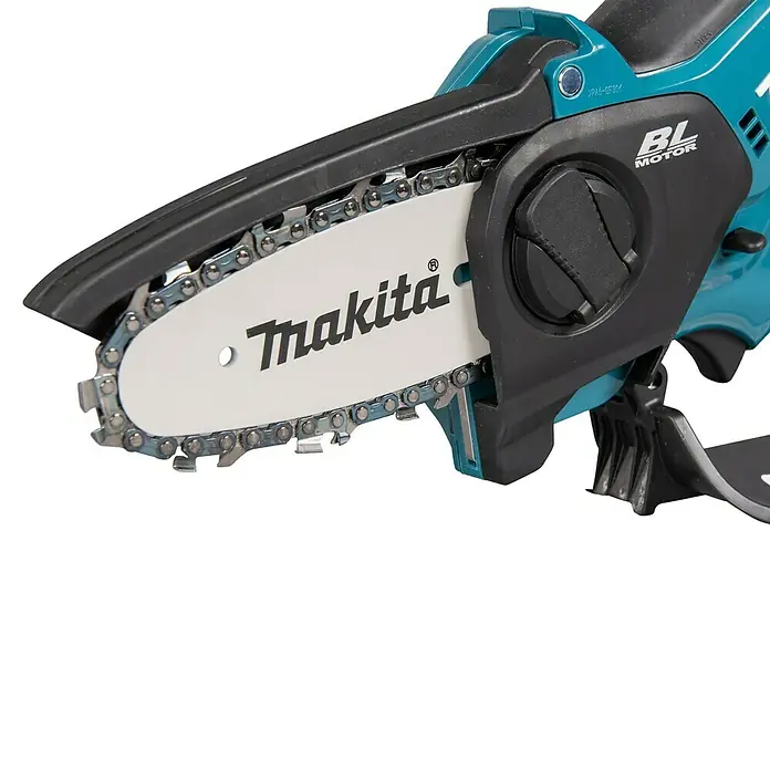 Makita CXT 12V max. Akku-Astsäge UC100DZ - Li-Ionen, Ohne Akku, Schwertlänge: 12 cm - Nahaufnahme einer kompakten, akkubetriebenen Makita-Kettensäge, die für den Baumschnitt entwickelt wurde. Sie besitzt ein schlankes Design.