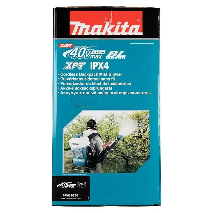 Makita XGT 40V max. Akku-Sprühgerät PM001GZ01 - 40 V, Ohne Akku, 15 l - Makita 40V XGT Akku-Rucksacksprühgerät, blau-weiß, auf der Produktverpackung beim Bäumesprühen gezeigt.