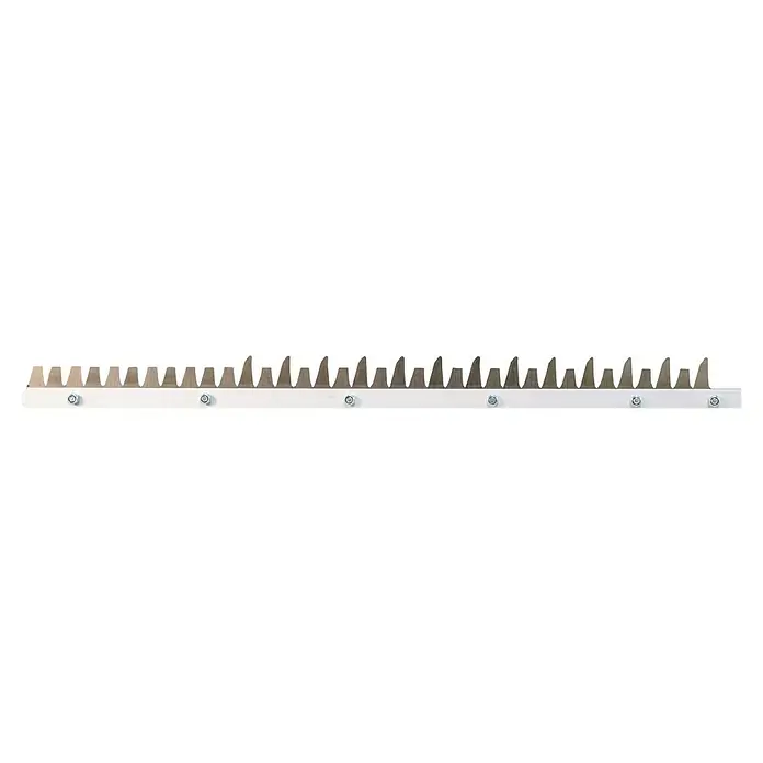 Makita LXT 18V Akku-Heckenschere DUH507RF - 18 V, Li-Ionen, 1 Akku, Schnittlänge: 500 cm - Nahaufnahme eines linearen Textilschneiders mit scharfen Zähnen und einer weißen Montageleiste.Ideal für präzise Zuschnitte.