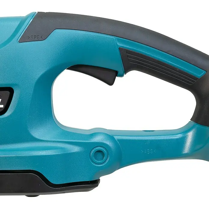 Makita LXT 18V Akku-Heckenschere DUH507RF - 18 V, Li-Ionen, 1 Akku, Schnittlänge: 500 cm - Nahaufnahme des Handgriffs einer Makita-Heckenschere. Der Griff ist blaugrün mit schwarzen Akzenten und besteht aus TPE- und ABS-Kunststoffen.