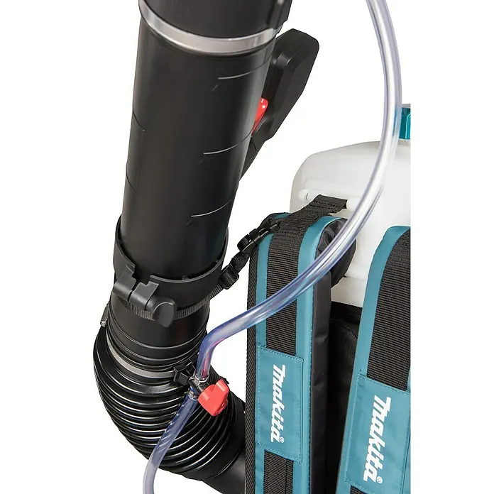 Makita XGT 40V max. Akku-Sprühgerät PM001GZ01 - 40 V, Ohne Akku, 15 l - Detailaufnahme eines Makita-Sprühgeräts mit Rückenbefestigung, das für Komfort und Effizienz bei der Gartenarbeit konzipiert ist.