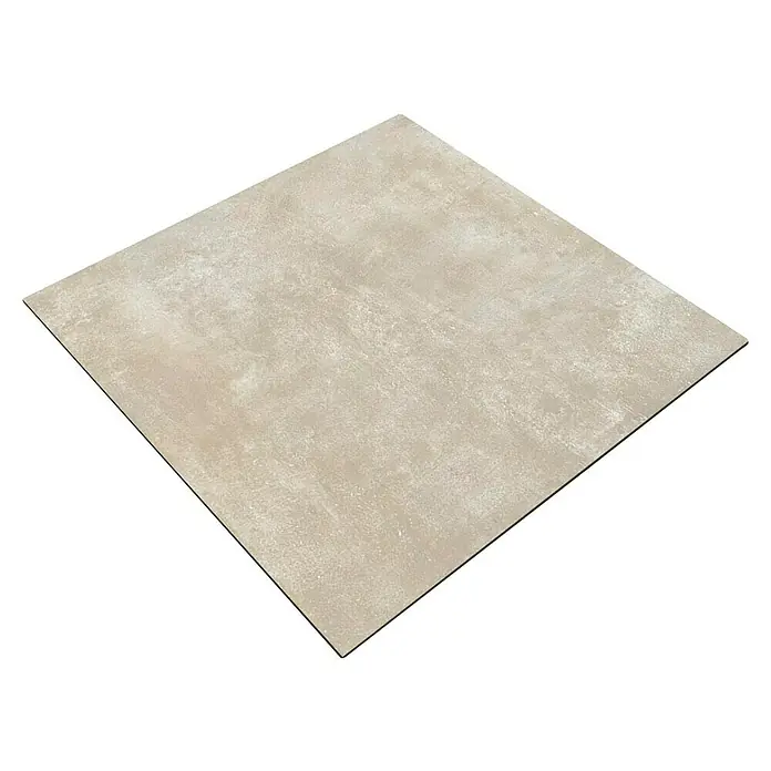 Marazzi Feinsteinzeugfliese Boston - 60 x 60 cm, Cream, Matt - Nahaufnahme einer einzelnen, quadratischen Keramikfliese in einem hellen Beigeton mit subtilen Texturen, die eine robuste und elegante Oberfläche zeigt.