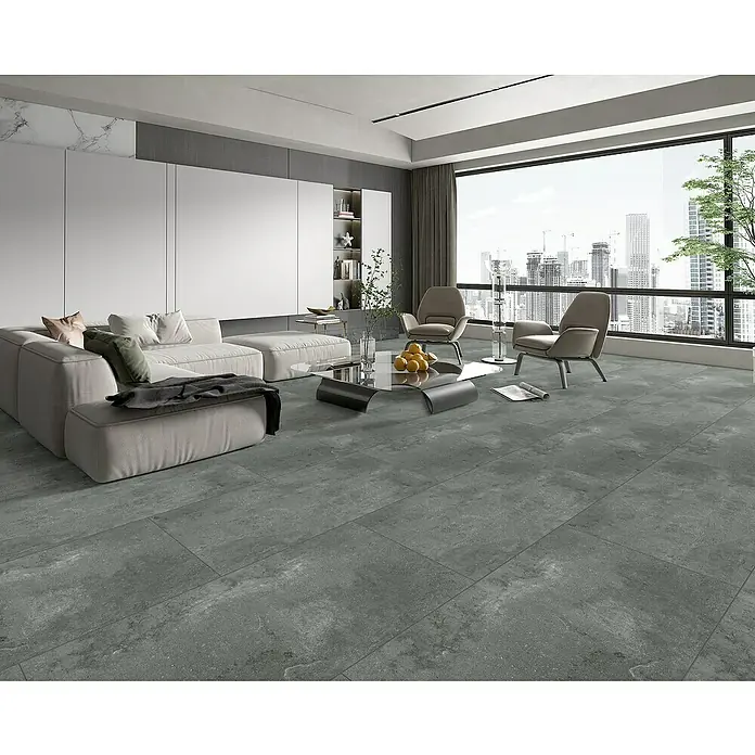 Vinylboden Rigid Fliese XL - Grey Concrete, Fliese, 1.220 x 610 x 7,5 mm - Das Bild zeigt Fliesen in einem modernen Wohnzimmer. Die grauen Bodenfliesen passen hervorragend zum minimalistischen Stil und sorgen für eine elegante Atmosphäre.