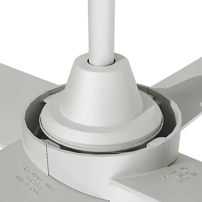 Arte confort Ventilador de techo Tirana - Blanco, 122 cm, 35 W, Blanco cálido - Primer plano de un ventilador de techo blanco, mostrando detalles del montaje y diseño de las aspas.