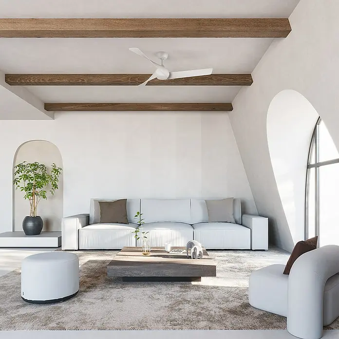 Arte confort Ventilador de techo Doha - Blanco, 132 cm, 35 W, Blanco cálido - Un salón luminoso con un moderno sofá blanco, una mesa de madera y un elegante sillón, ideal para momentos de relax en un ambiente con estilo.