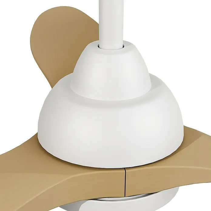 Arte confort Ventilador de techo Kenia - Roble blanco, 132 cm, 34 W, Blanco cálido - Primer plano de un ventilador de techo con componentes blancos y aspas de madera.