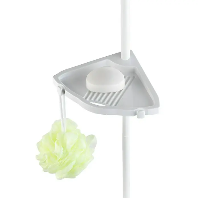 Wenko Rinconera de ducha telescópica Easy - Ajuste de altura: 78 cm - 265 cm, 4 estantes, Blanco - Imagen de una estantería de esquina con jabón y una esponja de baño. La estantería es blanca y está fijada a una barra.
