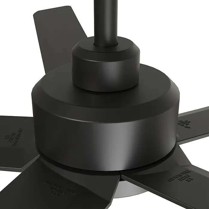 Arte confort Ventilador de techo Bangok - Negro, 132 cm, 35 W, Blanco cálido - Primer plano de un ventilador de techo negro con un diseño elegante. Perfecto para espacios modernos que necesitan una suave circulación de aire.