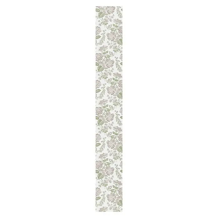 Bariperfil Revestimiento de pared de PVC Garden - 260 x 33,3 cm, Multicolor - Primer plano de un patrón de papel tapiz floral con flores moradas y hojas verdes sobre un fondo crema.