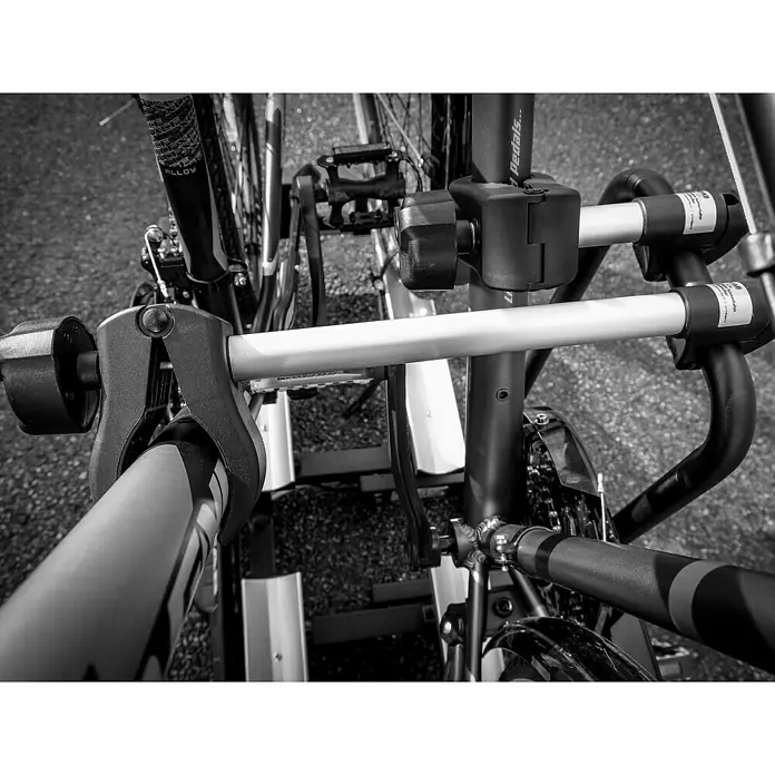 Eufab Rahmenhalter - Lang, Durchmesser: 3 cm - 6 cm, Länge: 31 cm - Nahaufnahme eines Fahrradträgers mit zwei Fahrrädern befestigt, der einen sicheren Transport ermöglicht.