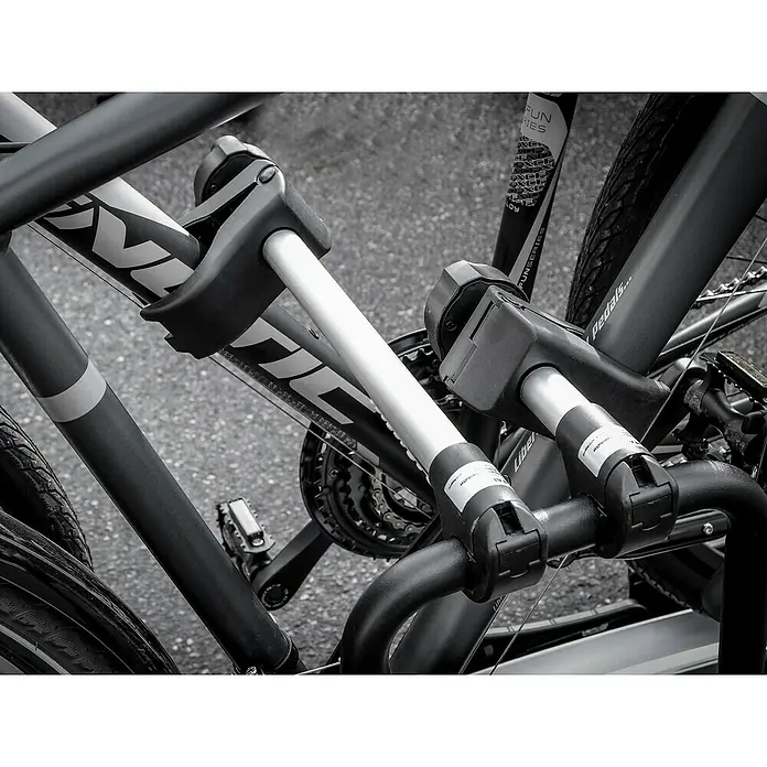 Eufab Rahmenhalter - Lang, Durchmesser: 3 cm - 6 cm, Länge: 31 cm - Nahaufnahme eines Fahrradträgers mit zwei Fahrrädern, der Fahrräder sicher transportiert. Stabile Konstruktion und einfache Befestigung.