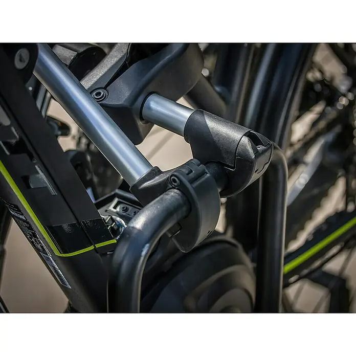 Eufab Rahmenhalter - Kurz, Durchmesser: 3 cm - 6 cm, Länge: 12 cm - Nahaufnahme eines Fahrradträgers, der am Fahrrad befestigt ist. Hervorhebung der Befestigungsdetails und der robusten Bauweise.