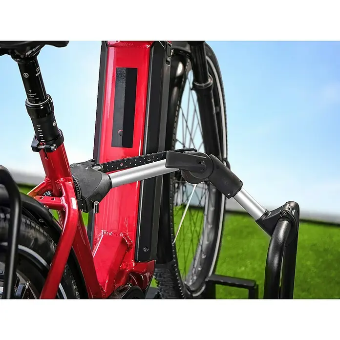 Eufab Rahmenhalter - Durchmesser: 3 cm - 10 cm, Länge: 27 cm - Nahaufnahme eines Fahrradträgers, der an einem roten Fahrrad befestigt ist, ideal für sicheren Transport.
