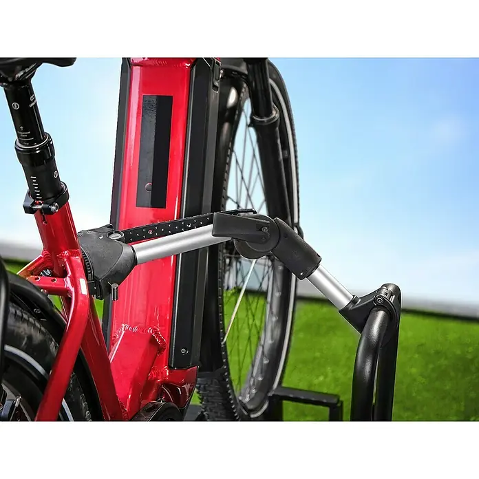 Eufab Rahmenhalter - Durchmesser: 3 cm - 10 cm, Länge: 40 cm - Detailaufnahme eines Fahrradträgers an einem roten E-Bike, der die Befestigung und den sicheren Transport hervorhebt.