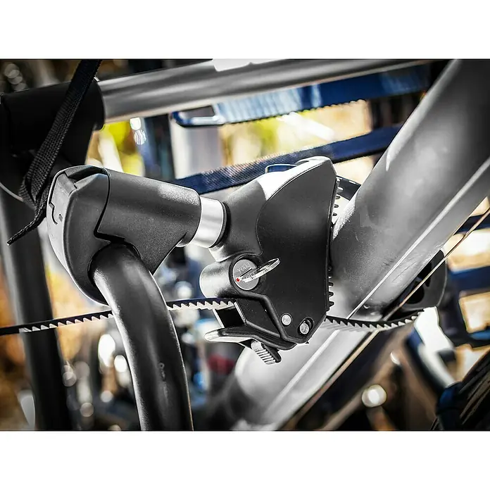 Eufab Rahmenhalter - Kurz, Durchmesser: 3 cm - 10 cm, Länge: 13 cm - Nahaufnahme einer schwarzen Fahrradträgerbefestigung mit Schlüssel und Zahnriemen zur Sicherung eines Fahrrads.