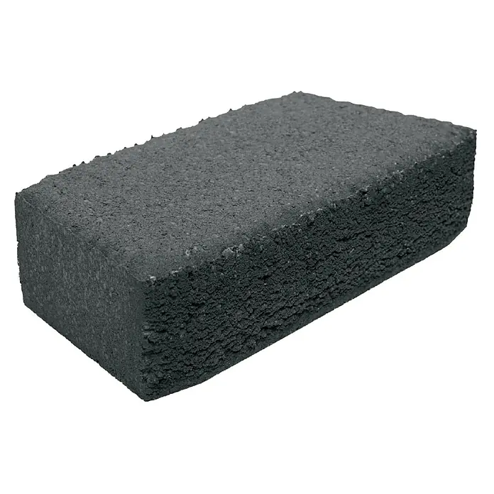 Christoph Mauerstein Antikblock - 30 x 15 x 7,5 cm, Anthrazit, Beton - Nahaufnahme eines einzelnen, rechteckigen, grauen Pflastersteins mit rauer Oberfläche.