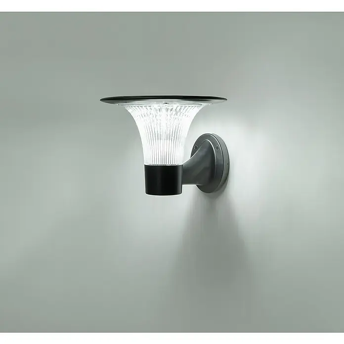 Garza Goliat Aplique solar para exterior con sensor - Plástico, Blanco cálido, Negro - Una lámpara de pared gris con una pantalla transparente acanalada y una base negra, que muestra un diseño moderno y elegante.