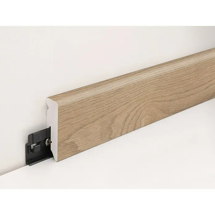 Profiles and more Sockelleiste KU51L Eiche Worcester - 240 cm x 15 mm x 50 mm - Nahaufnahme einer Sockelleiste aus Holz mit Clip-System zur einfachen Montage an der Wand. Die Leiste ist hellbraun und hat eine abgerundete Form.