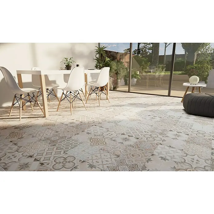 Pavimento porcelánico hidráulico Sea - 45 x 45 cm, Gris, Mate - Esta imagen muestra una habitación con un llamativo piso de baldosas. El piso está adornado con baldosas decorativas en varios diseños y colores.