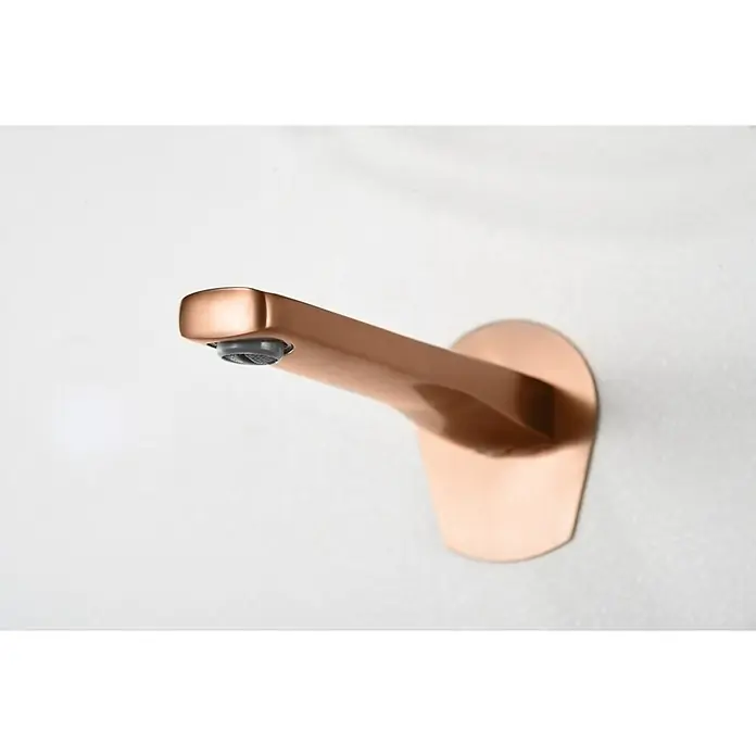 Imex Delos Grifo de lavabo - Oro rosa - Un primer plano de un moderno grifo de baño de oro rosa, mostrando un diseño elegante y funcional.