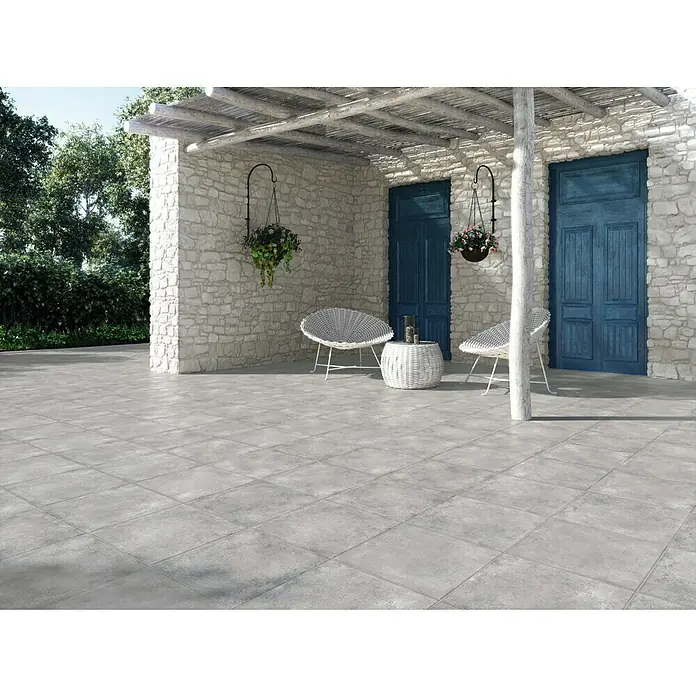 Pavimento cerámico Massana - 33,33 cm x 33,33 mm, Gris, Mate - La imagen muestra baldosas de suelo grises para exteriores, creando un ambiente elegante y moderno. Las baldosas son cuadradas y dan estructura al patio.