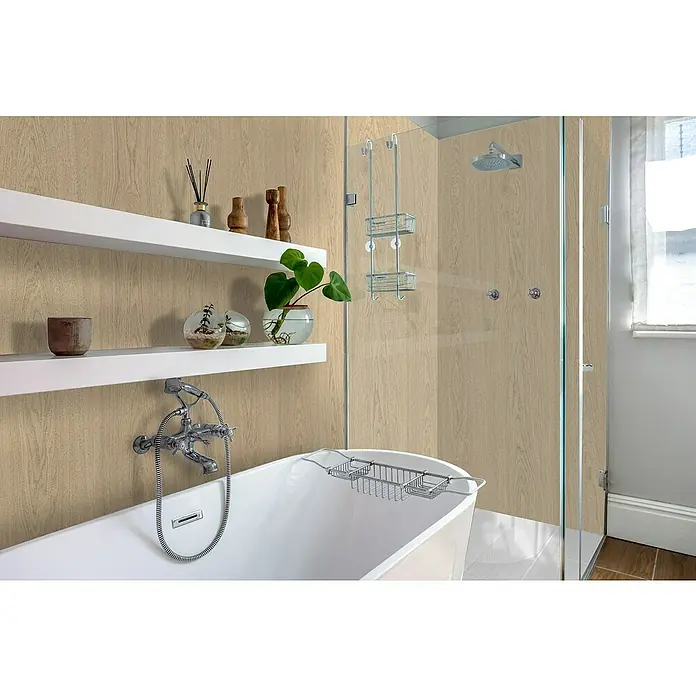 Bariperfil Revestimiento de pared de PVC Roble Ambar - 260 x 33,3 cm, Roble Ambar - Un baño con bañera exenta, estantes blancos decorados con adornos y una ducha a ras de suelo con pared de madera.