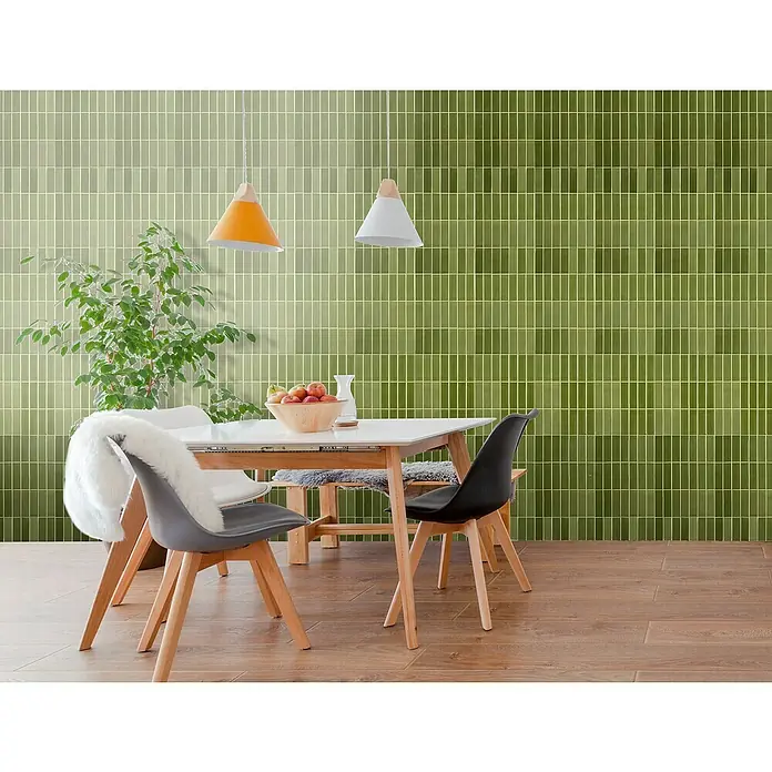 Bariperfil Revestimiento de pared de PVC Olive Tile - 260 x 33,3 cm, Olive - Elegante comedor con pared de acento verde, lámparas colgantes y mesa moderna con sillas.